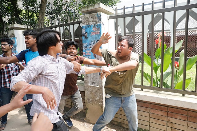 আন্দোলনকারীদের মারধর করে বিশ্ববিদ্যালয়ের কেন্দ্রীয় গ্রন্থাগারের সামনে থেকে সরিয়ে নেওয়া হয়। ছবি: দীপু মালাকার