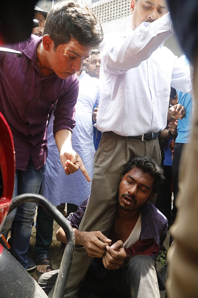 মারধরের একপর্যায়ে সাধারণ ছাত্র অধিকার সংরক্ষণ পরিষদের যুগ্ম আহ্বায়ক নুরুল হক। ছবি: দীপু মালাকার