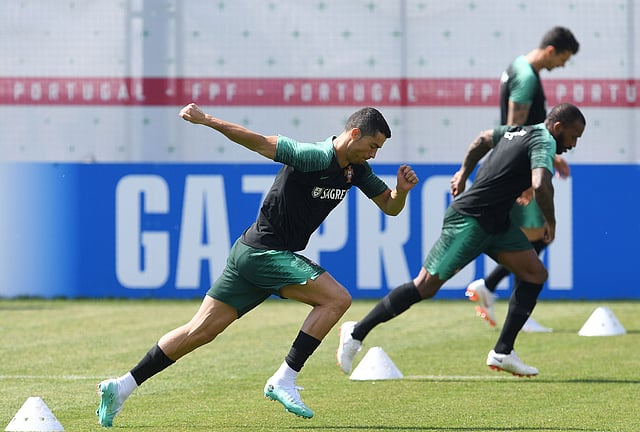 উরুগুয়ের মুখোমুখি হওয়ার প্রস্তুতি নিচ্ছেন রোনালদো। ছবি: এএফপি