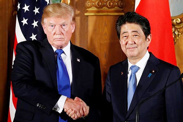 যুক্তরাষ্ট্রের প্রেসিডেন্ট ডোনাল্ড ট্রাম্প ও জাপানের প্রধানমন্ত্রী শিনজো আবে। ছবি: রয়টার্স