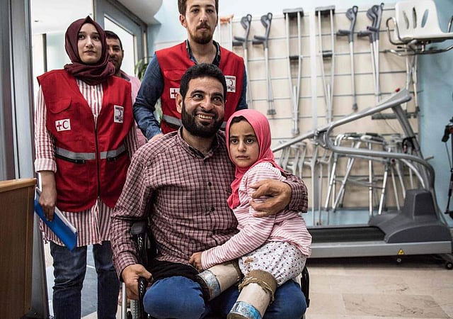 মায়া ও তার বাবা দুজনেই পা ছাড়া জন্মেছিলেন। ইস্তাম্বুলের একটি ক্লিনিকে তাদের কৃত্রিম পা সংযোজন করা হবে। ছবি: এএফপি