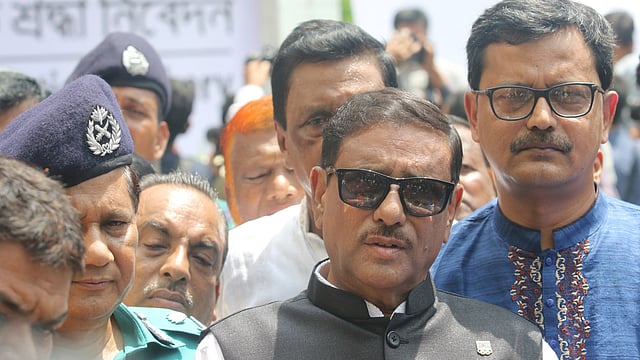 শ্রদ্ধা নিবেদন শেষে সাংবাদিকদের সঙ্গে কথা বলেন ওবায়দুল কাদের। গুলশান-২, ঢাকা, ১ জুলাই। ছবি: আবদুস সালাম