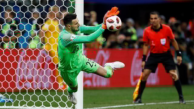 ডেনমার্কের ক্রিশ্চিয়ান এরিকসেনের পেনাল্টি ঠেকাচ্ছেন সুবাসিচ। ছবি: রয়টার্স
