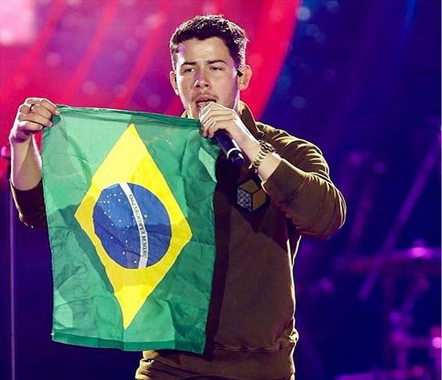 কনসার্টে ব্রাজিলের পতাকা নিয়ে নিক জোনাস