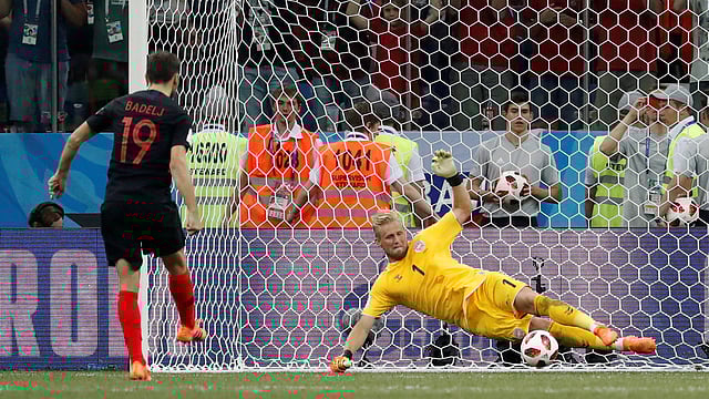 স্মেইকেল ডেনমার্ককে শেষ আটে তুলতে না পারলেও গোলপোস্টে আস্থার প্রতীক হয়ে ছিলেন। ছবি: রয়টার্স