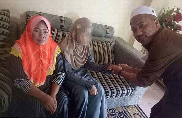 বিয়ের আংটি বদলের এ ছবি সামাজিক যোগাযোগমাধ্যমে ছড়িয়ে পড়েছে। ছবি: টুইটার