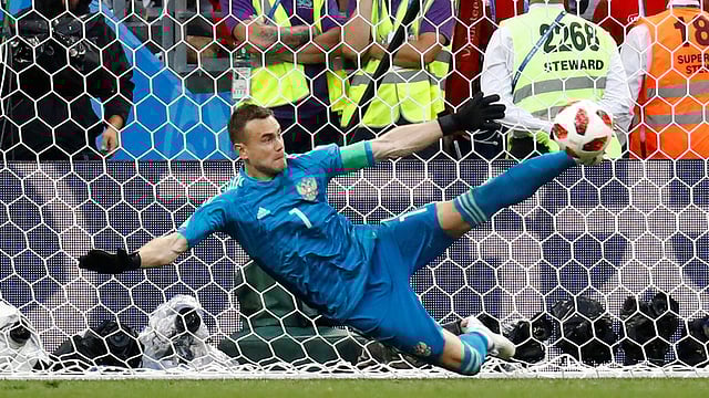 স্পেনের আসপাসের স্পটকিক রুখে দিচ্ছেন আকিনফিয়েভ। ছবি: রয়টার্স