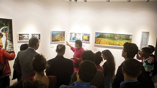 নিজের তোলা ছবি নিয়ে দৃক গ্যালারিতে দর্শকদের সঙ্গে কথা বলছেন শহিদুল আলম। ছবি: সংগৃহীত