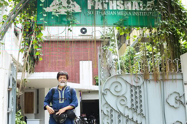 নিজের প্রতিষ্ঠিত পাঠশালার সামনে। ছবি: প্রথম আলো