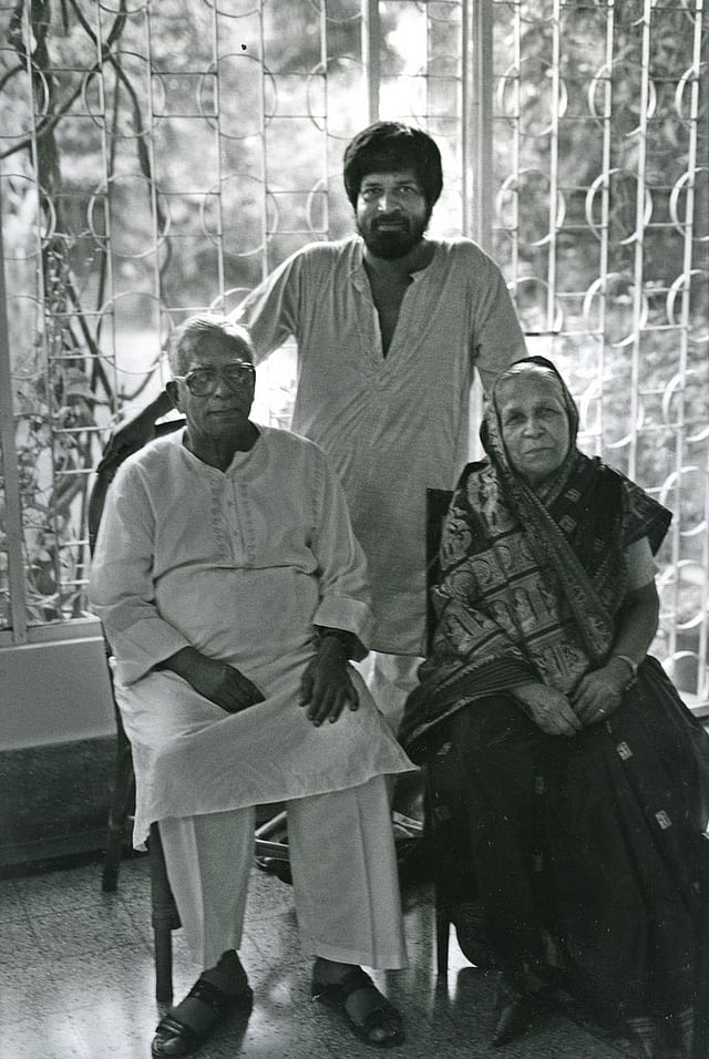 বাবা কাজী আবুল মনসুর ও মা কাজী আনোয়ারা মনসুরের সঙ্গে তরুণ শহিদুল আলম