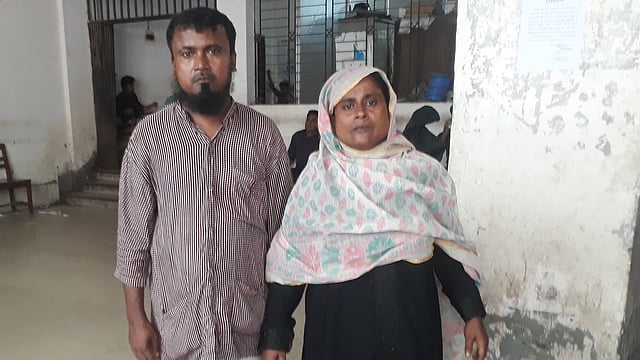 আদালত চত্বরে রাশেদ খানের বাবা-মা। ঢাকা, ৮ জুলাই। ছবি: আসাদুজ্জামান