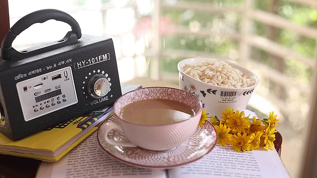 বৃষ্টি দিনে এক কাপ চা—সঙ্গে থাকুক গান আর প্রিয় বই। ছবি:কবির হোসেন