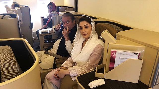 লন্ডন থেকে লাহোরের পথে আবুধাবিতে যাত্রাবিরতির সময় নওয়াজ শরিফ ও তাঁর মেয়ে মরিয়ম। আবুধাবি, ১৩ জুলাই। ছবি: রয়টার্স