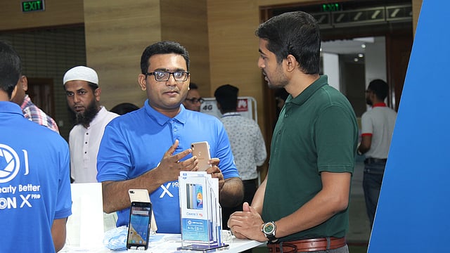 রাজধানীর বঙ্গবন্ধু আন্তর্জাতিক সম্মেলনকেন্দ্রে শনিবার শেষ হচ্ছে স্মার্টফোন ও ট্যাব মেলা। ছবি: সংগৃহীত।