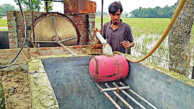 জামালপুর পৌরসভার বর্জ্য শোধনাগারে নিজের প্ল্যান্টে তৌহিদুল ইসলাম। ছবি: ছুটির দিনে