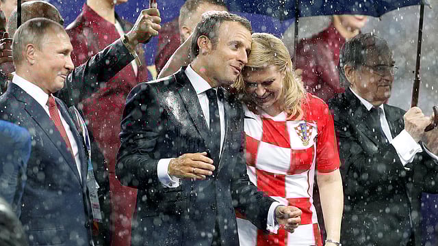 বিশ্বকাপ ফাইনালের দিন ক্রোয়াট প্রেসিডেন্ট কলিন্দা গ্রাবার-কিতারোভিচ মন জয় করেছেন গোটা দুনিয়ার। ছবি: রয়টার্স