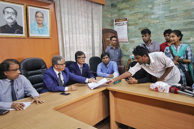 ক্যাম্পাসের অভ্যন্তরে সাম্প্রতিক হামলাগুলোর বিচার চেয়ে উপাচার্যকে স্মারকলিপি দেন ঢাকা বিশ্ববিদ্যালয়ের শিক্ষার্থীরা। নিপীড়নবিরোধী শিক্ষার্থীবৃন্দর ব্যানারে এ স্মারক দেওয়া হয়। উপাচার্যের কার্যালয়, ঢাকা বিশ্ববিদ্যালয়, ১৭ জুলাই। ছবি: সাইফুল ইসলাম
