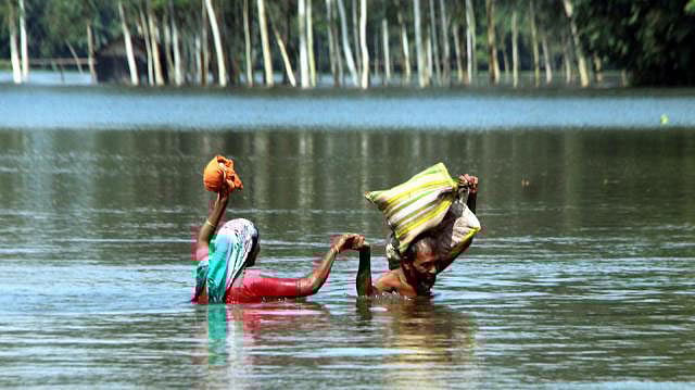 বন্যায় ডুবে যাওয়া ঘরবাড়ি ও জনবসতি। ছবি: প্রথম আলো