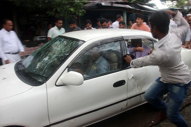 গাড়িতে মাহমুদুর রহমান, তা-ও হামলার চেষ্টা চলছে। ছবি: তৌহিদী হাসান