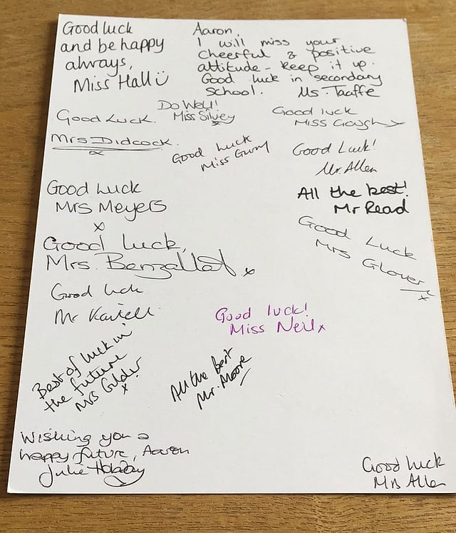 শ্রেণিশিক্ষকেরা শুভকামনা করে নানা বার্তা লিখে স্বাক্ষর দেন। ছবি: প্রথম আলো