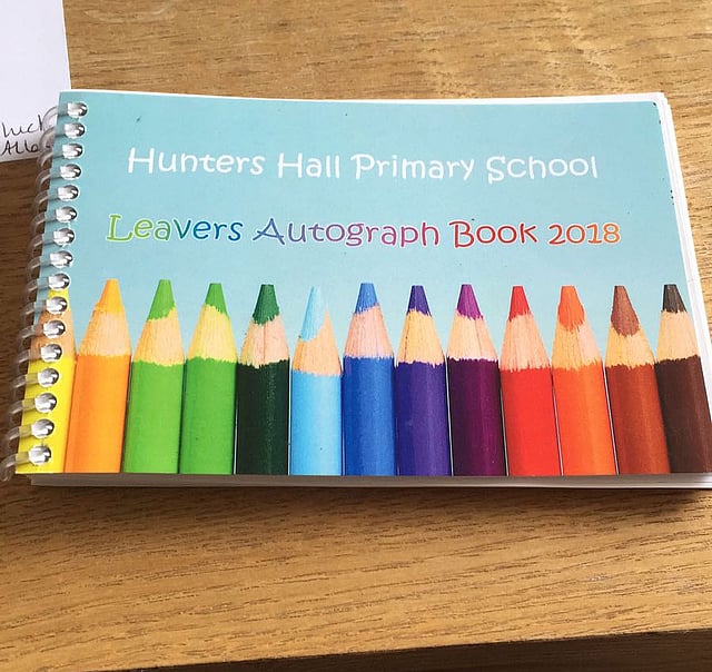 শিক্ষার্থীদের একটি অটোগ্রাফ বুক দেওয়া হয়। এতে প্রতি পাতায় একজন করে বিদায়ী শিক্ষার্থীর ছবি এবং সহপাঠীর উদ্দেশে বিদায়ী বার্তা লেখার স্থান রয়েছে। ছবি: প্রথম আলো