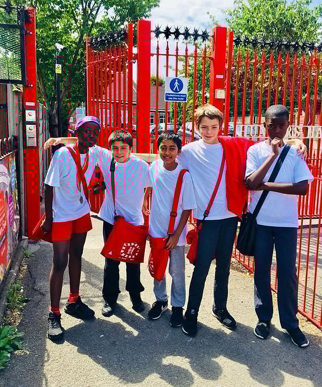 বিদায়ী সহপাঠীদের সঙ্গে মাত্র বছর খানে আগে যুক্তরাজ্যে যাওয়া আরন মাহমুদ। মাঝে। ছবি: প্রথম আলো