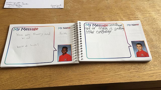 বাংলাদেশি পরিবারের সন্তান আরন মাহমুদের উদ্দেশ্যে অটোগ্রাফ বুকে বার্তা লেখে তার সহপাঠীরা। ছবি: প্রথম আলো