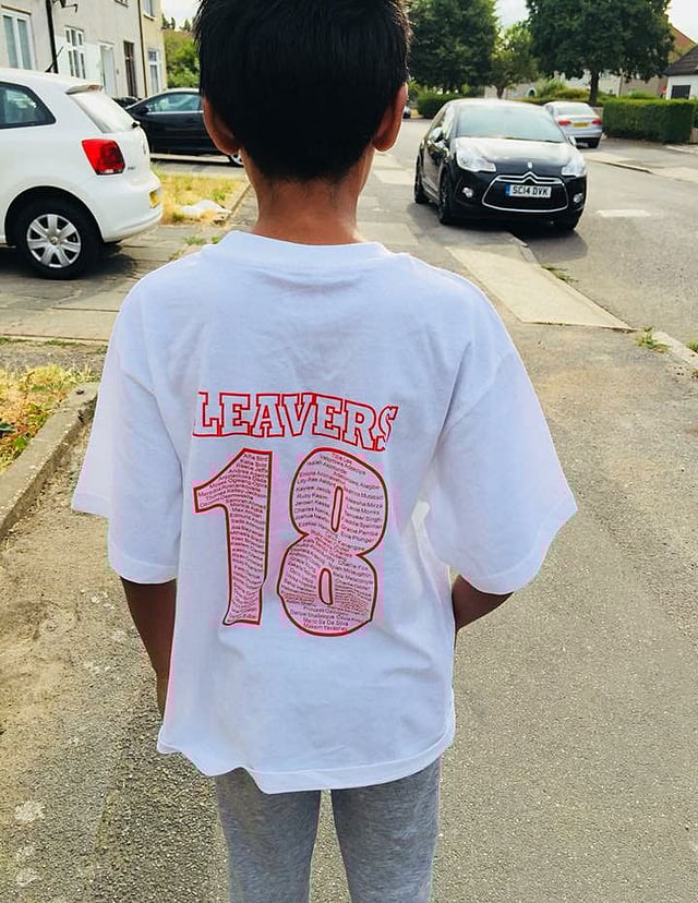 বিদায়ী শিক্ষার্থীদের ‘লিভার্স এইটিন’ লেখা টি-শার্ট উপহার দেওয়া হয়। ‘এইটিন’-এর মধ্যে ষষ্ঠ শ্রেণির পাঠ চুকিয়ে বিদায় নেওয়া সব শিক্ষার্থীর নাম লেখা। ছবি: প্রথম আলো