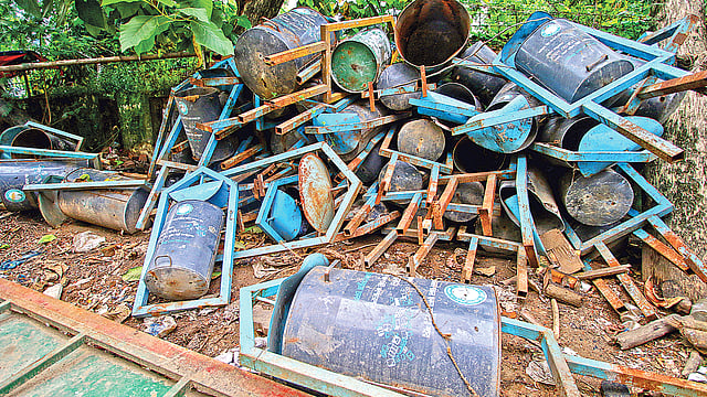 ভাঙা ওয়েস্ট বিন জড়ো করে রাখা হয়েছে ইস্কাটন গার্ডেনের ফুটপাতে। সম্প্রতি তোলা ছবি। প্রথম আলো