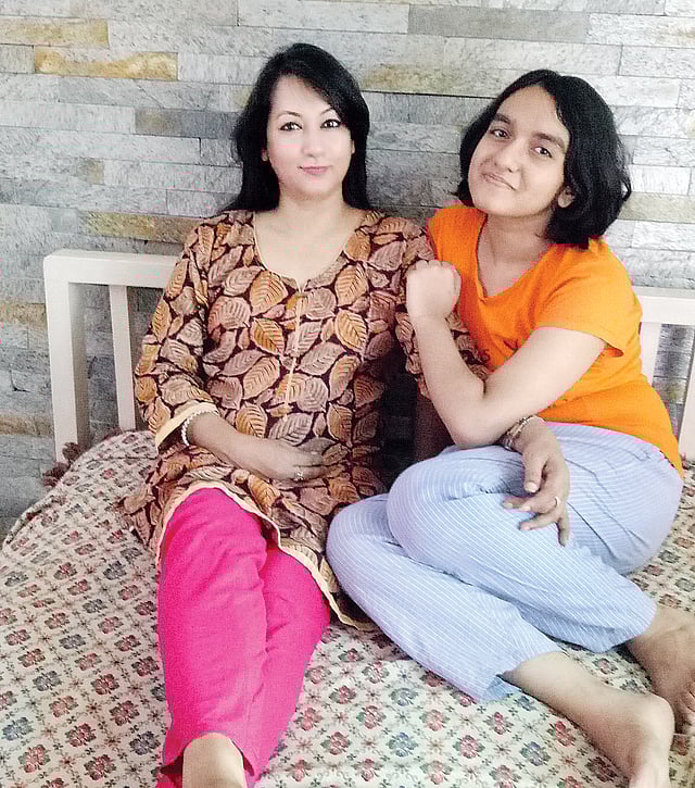 ‘আম্মু, আমাকে জড়িয়ে ধরে রাখো, আমার দিকে তাকিয়ে তাকিয়ে হাসো’; মেয়ে মিদৌরির এমন কথা শুনে আবেগে আপ্লুত হয়ে পড়েন মা রওনক জাহান। ছবি: প্রথম আলো