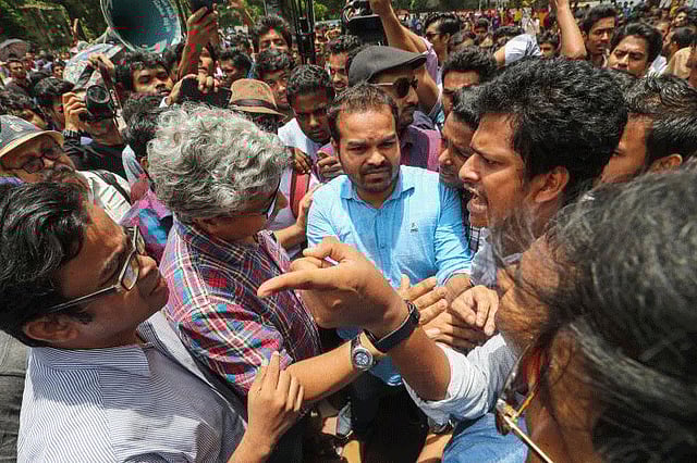 ক্ষমতাসীন রাজনৈতিক নেতৃত্ব পেশিশক্তি ব্যবহার করে বিশ্ববিদ্যালয়কে নিয়ন্ত্রণে রাখতে চান। প্রথম আলো ফাইল ছবি