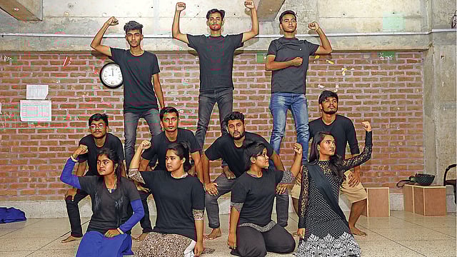 অন্তরালে ইতিহাস নাটকের মহড়ায় ব্যস্ত তেজগাঁও কলেজের শিক্ষার্থীদের সংগঠন তেজগাঁও কলেজ থিয়েটারের সদস্যরা। ছবি: খালেদ সরকার