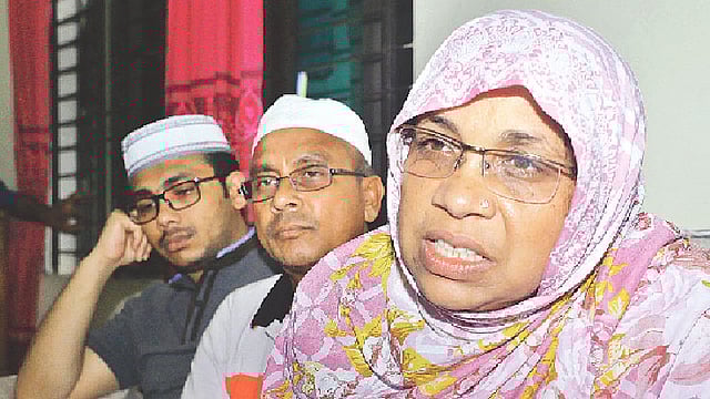 ছেলের কথা উঠতেই ছলছল মা কোহিনুর বেগমের চোখ। পাশে হতবিহ্বল বাবা গোলাম মাওলা ও ভাই গোলাম মোস্তফা (বাঁয়ে)। গতকাল বিকেলে চট্টগ্রামের হালিশহরের বাসায়। ছবি: সৌরভ দাশ