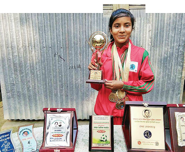 সেরা খেলোয়াড়ের স্মারক হাতে স্বরলিকা পারভিন। ছবি: ছুটির দিনে