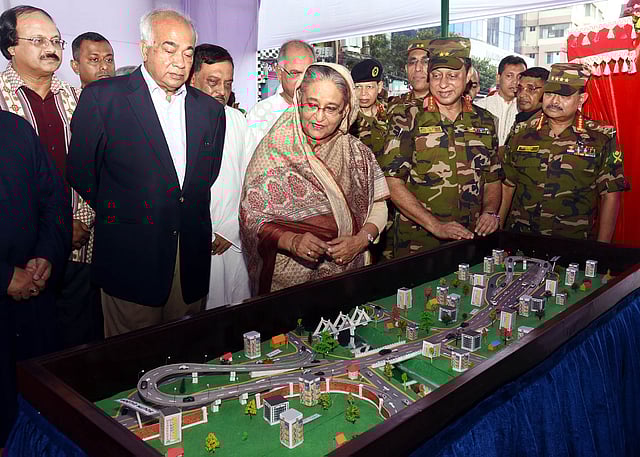 উদ্বোধন শেষে উত্তর ও দক্ষিণ ইউলুপ ও এর মধ্যবর্তী স্থানের নকশা দেখছেন প্রধানমন্ত্রী। ছবি: বাসস