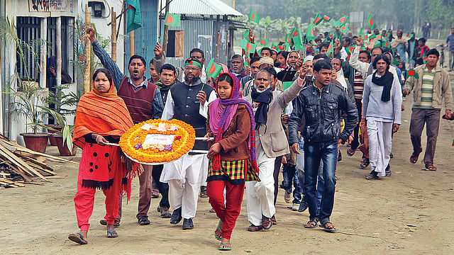 আন্তর্জাতিক মাতৃভাষা দিবসে শহীদ বেদিতে শ্রদ্ধা জানাতে গিয়েছিলেন দাসিয়ারছড়ার মানুষ। ছবি: মঈনুল ইসলাম