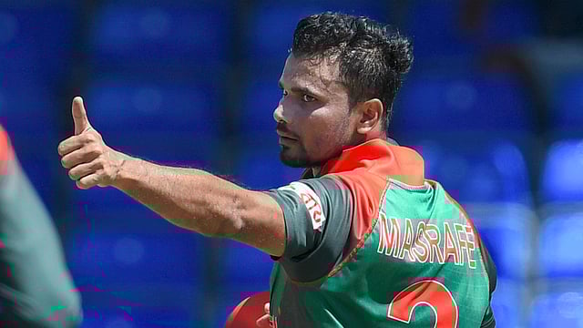 ব্যাট হাতে কাল অাগে নেমেই মাশরাফি বদলে দেন ম্যাচের দৃশ্যপট। ছবি: এএফপি