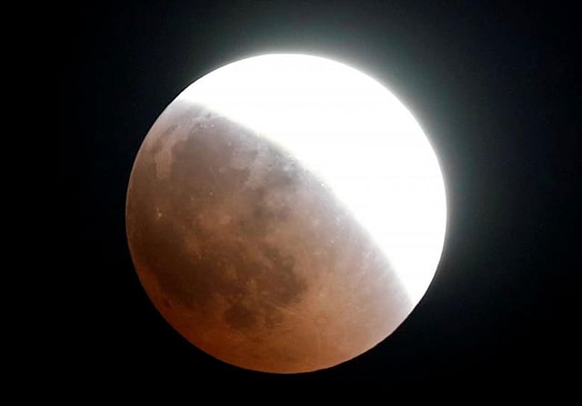 চন্দ্রগ্রহণ চলাকালে রক্তিম চন্দ্র। কায়রো, মিসর। ছবি: রয়টার্স