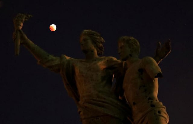 শহীদদের স্মরণে নির্মিত ভাস্কর্যের ওপর দিয়ে চন্দ্রগ্রহণের অনিন্দ্যসুন্দর মুহূর্ত। বৈরুত, লেবানন। ছবি: রয়টার্স