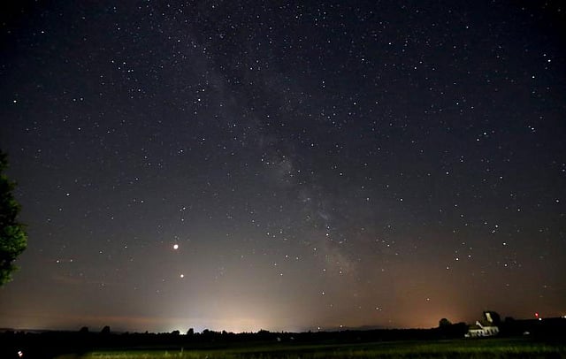চন্দ্রগ্রহণ চলাকালে গ্রামের আকাশ। মিউনিখ, জার্মানি। ছবি: রয়টার্স