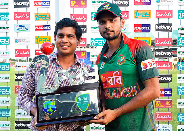 ওয়ানডে সিরিজের ট্রফি হাতে মাশরাফি। ছবি: এএফপি