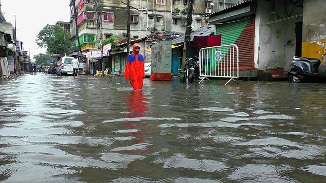 বন্যার কারণে দুর্ভোগে পড়েছে কলকাতার একবালপুর এলাকার মানুষ। ছবি: ভাস্কর মুখার্জি
