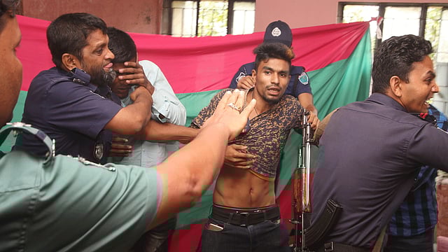 সিলেট রেলওয়ে সরকারি প্রাথমিক বিদ্যালয়ের ভোট কেন্দ্রে দরজা বন্ধ করে ব্যালট পেপারে সিল মারছিল একদল তরুণ। পরে পুলিশ দরজা ভেঙে তাদের আটক করে। সিলেট, ৩০ জুলাই। ছবি: আবদুস সালাম