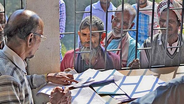 আসামে উদ্বিগ্ন নাগরিকেরা ভয় নিয়ে দেখতে এসেছে খসড়া নাগরিক তালিকা থেকে তাঁরা বাদ পড়েছেন কি না? ছবি: এএফপি