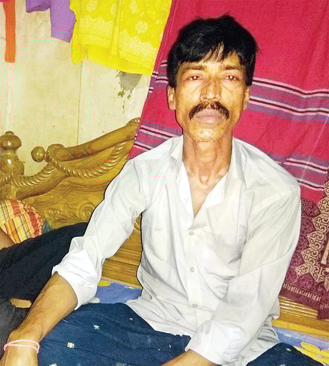 রাজধানীর বিমানবন্দর সড়কে বাসচাপায় নিহত শিক্ষার্থী দিয়ার বাবা।