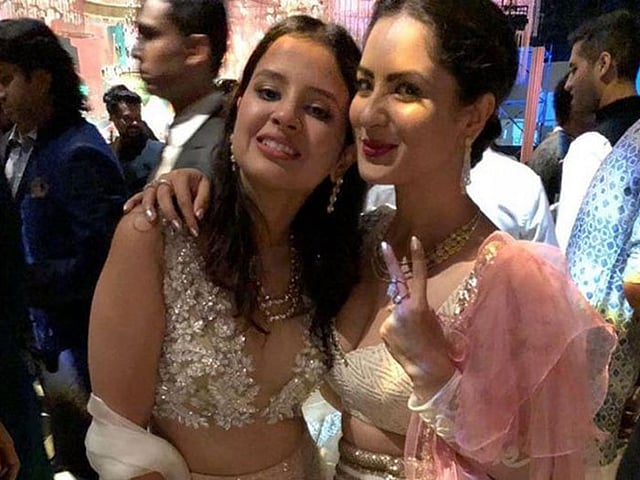 কলকাতার অভিনেত্রী পূজা বোসের সঙ্গে সাক্ষীর একটি মুহূর্ত। ছবি: টুইটার