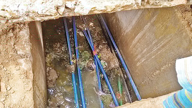 নর্দমার ভেতর ওয়াসার পানির লাইন। স্থানীয়রা বলছে এগুলো অবৈধ সংযোগ। গতকাল মিরপুর–১১-এর বি ব্লকের ৬ নম্বর সড়ক থেকে তোলা ছবি। প্রথম আলো