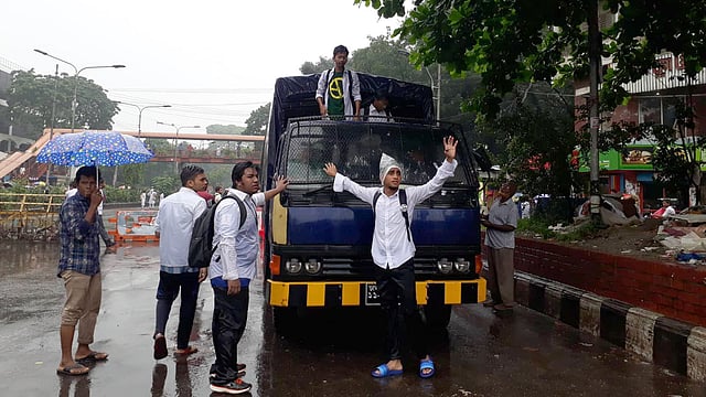 শাহবাগে সড়ক অবরোধ করে রাখে শিক্ষার্থীরা। ছবি: সুহাদা আফরিন