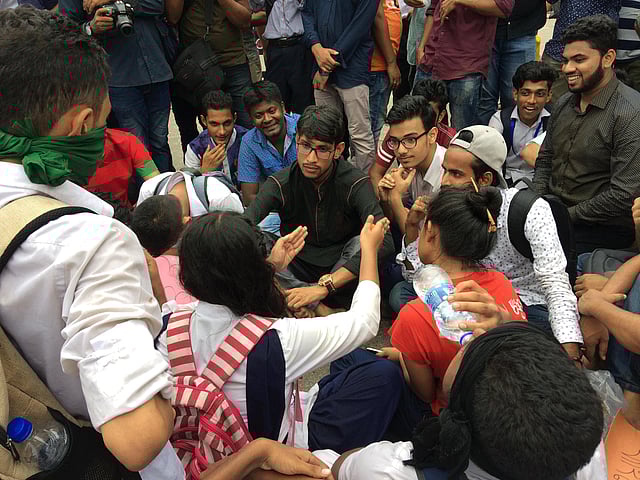 শিক্ষার্থীদের সঙ্গে বৃহস্পতিবার দিনভর আসাদগেট এলাকার রাস্তায় ছিলেন ঢাকা মহানগর উত্তর ছাত্রলীগের নেতা-কর্মীরা। বিকেলের দিকে মোহাম্মদপুর থানা ছাত্রলীগের সাধারণ সম্পাদক নাঈমুল হাসান রাস্তায় শিক্ষার্থীদের সঙ্গে বসে ছিলেন। ছবি: গোলাম মর্তুজা