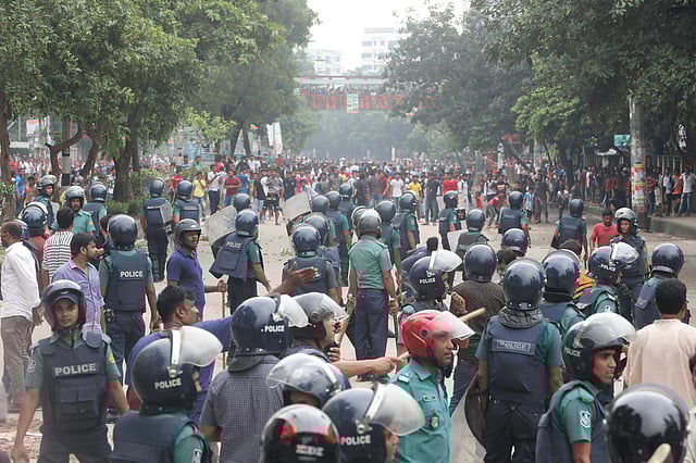 শিক্ষার্থীদের ওপর চড়াও হয় পুলিশ। ঢাকা, ২ আগস্ট। ছবি: সাজিদ হোসেন